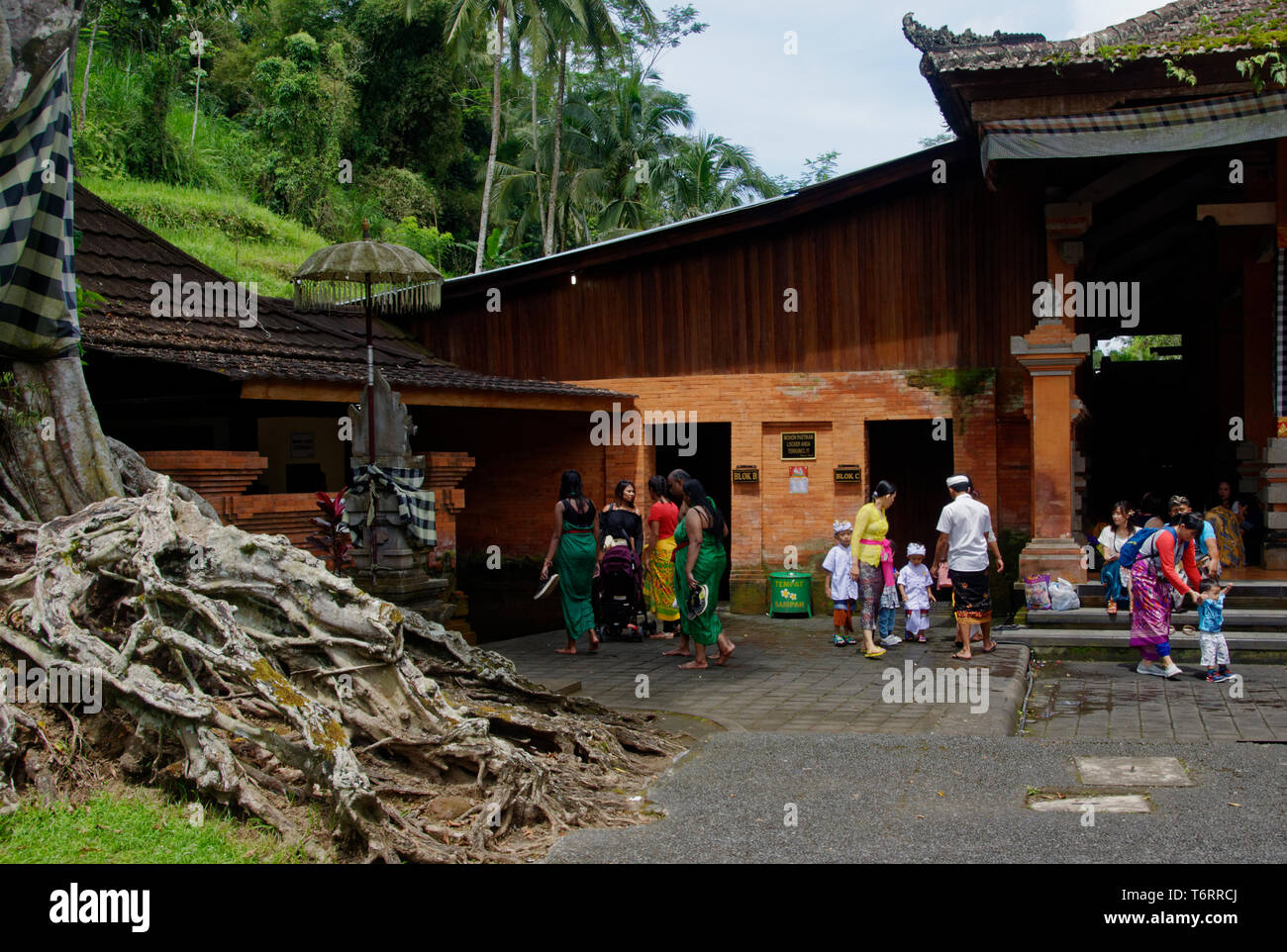 Bathers going to changing rooms at the Holy Spring Water Temple, Ubud