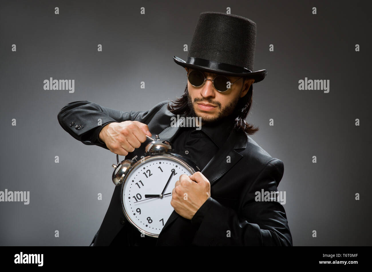 Vintage concept with man wearing black top hat Stock Photo - Alamy