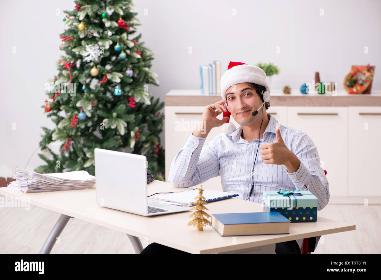 оператор на новый год. оператор на новый год. девушка колл центр. колл центр. оператор на новый год.