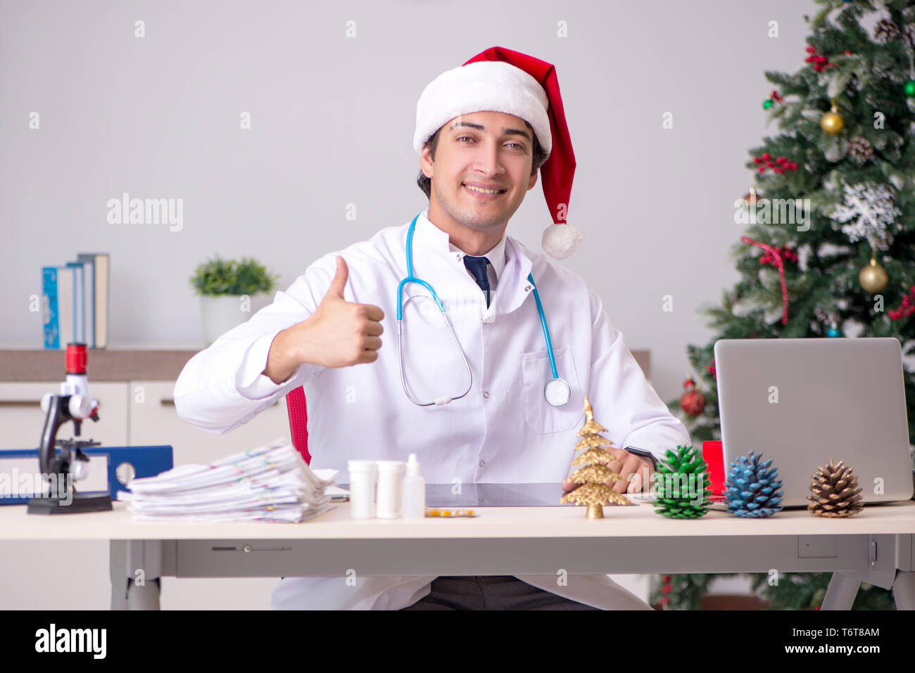 с днем медицинского работника. фото доктора на новый год. медицинские картинки. медсестра со шприцом. много врачей.