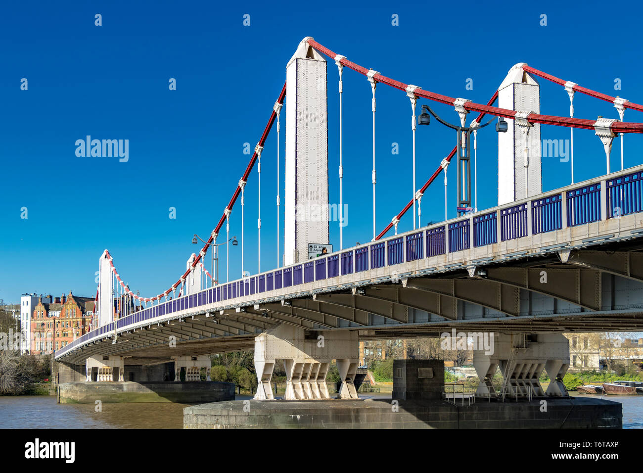 Crest chelsea bridge london hi-res stock photography and images - Alamy