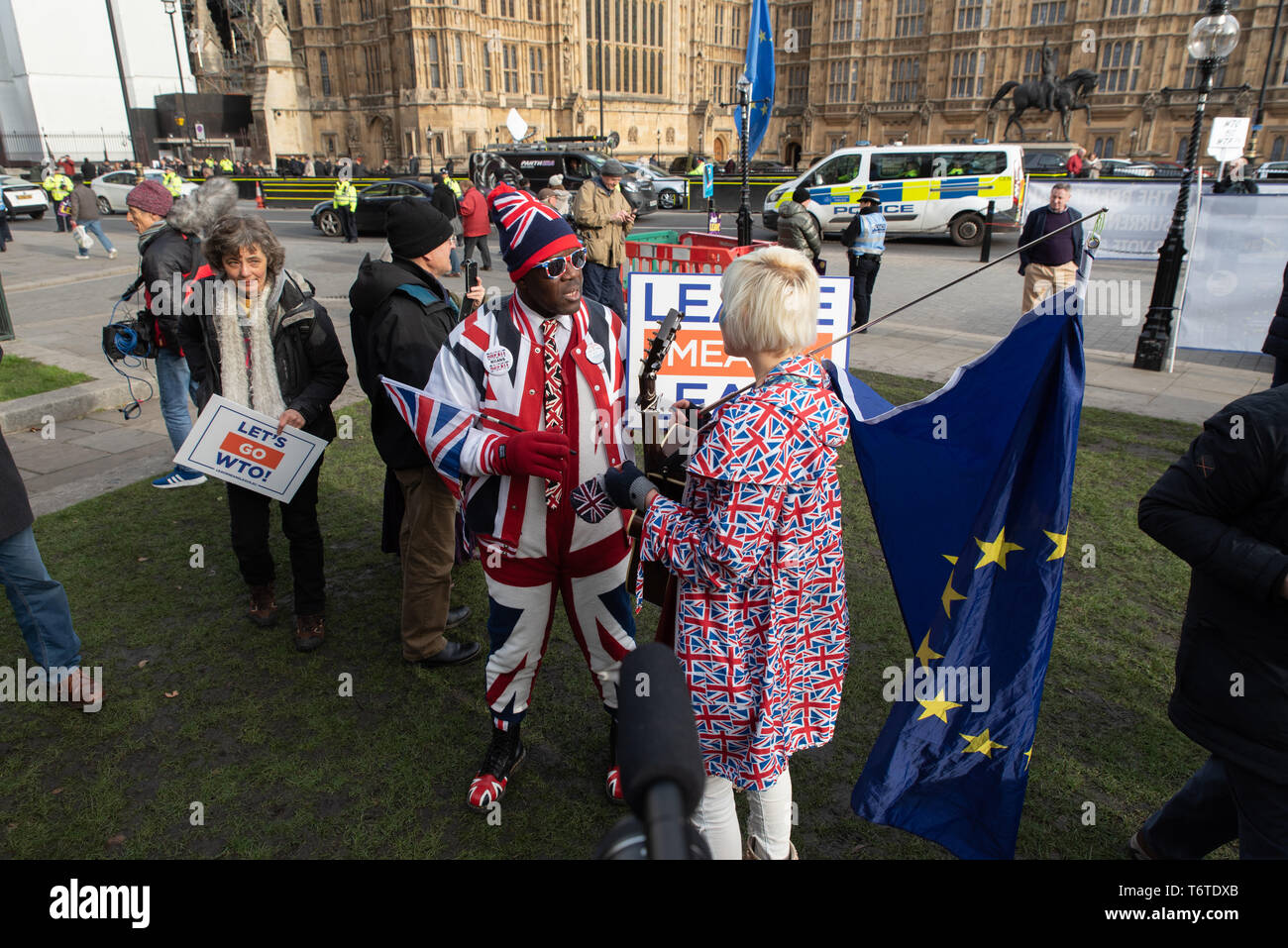 Joseph Afrane, 55, security agent and pro-Brexit, talks with Madeleina Kay, political activist, artist and Remainer, Westminster, London. Jan. 2019 Stock Photo