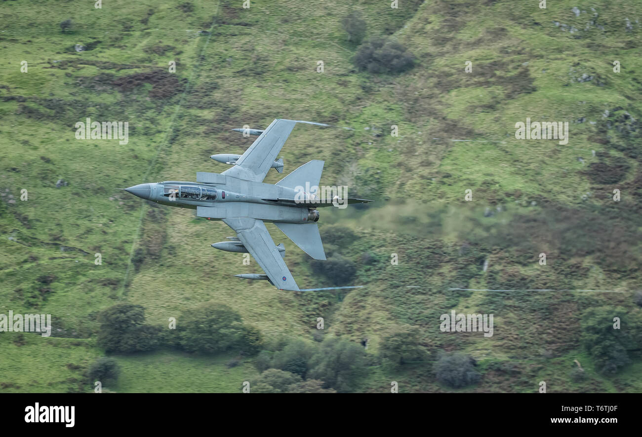 RAF Tornado GR4 doing Low Level tactical training through Snowdonia, Wales Stock Photo