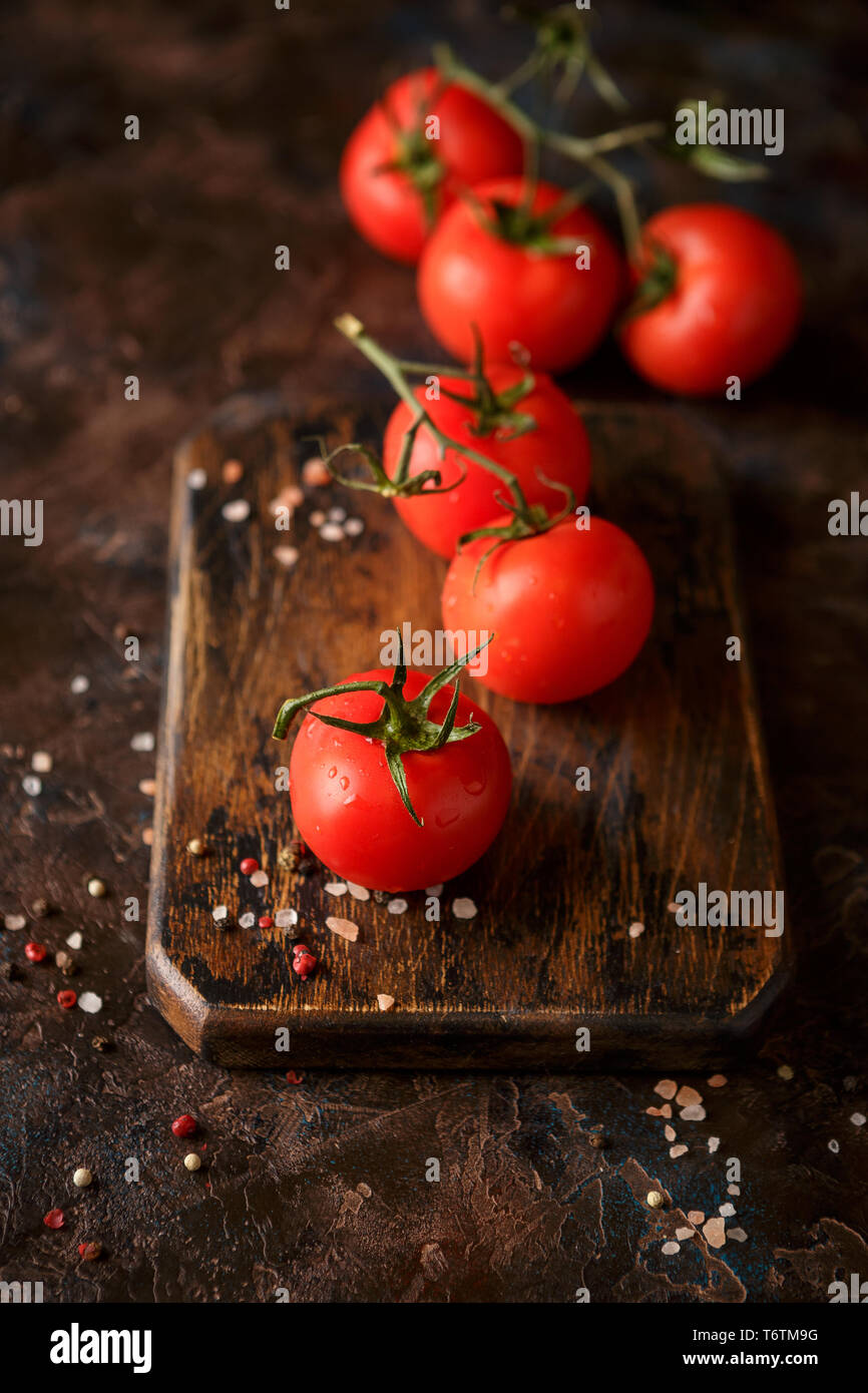 Cutting board with cherry tomatoes Stock Photo - Alamy