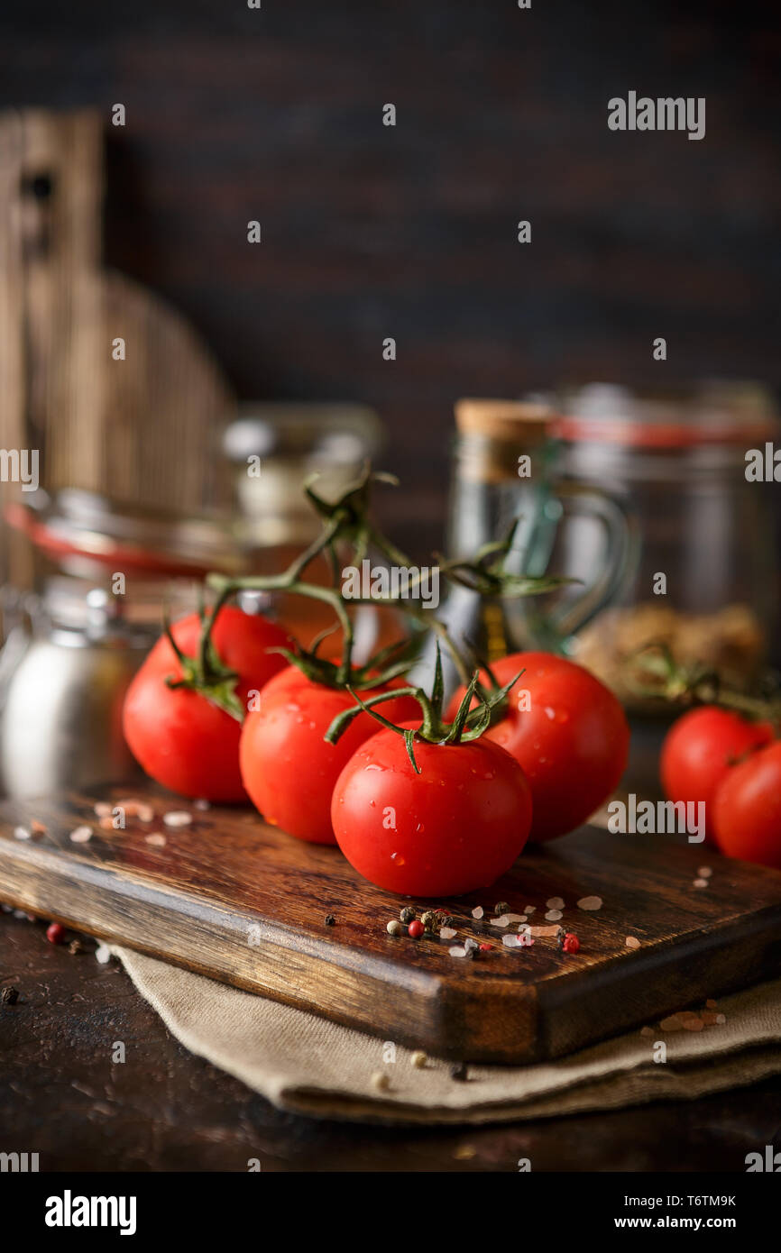 Cutting board with cherry tomatoes Stock Photo - Alamy