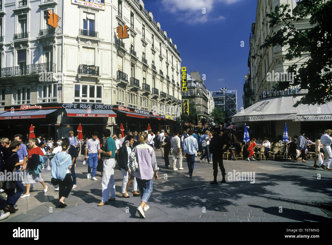 Paris rue shopping shoppers hires stock photography and images Alamy