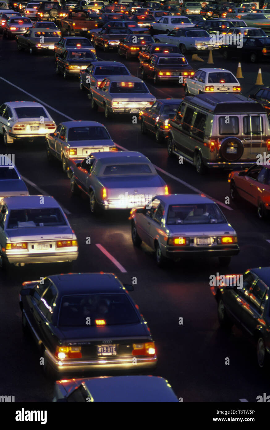1988 HISTORICAL AUTOMOBILES WAITING IN LINES AT TOLL PLAZA GEORGE WASHINGTON BRIDGE NEW JERSEY USA Stock Photo