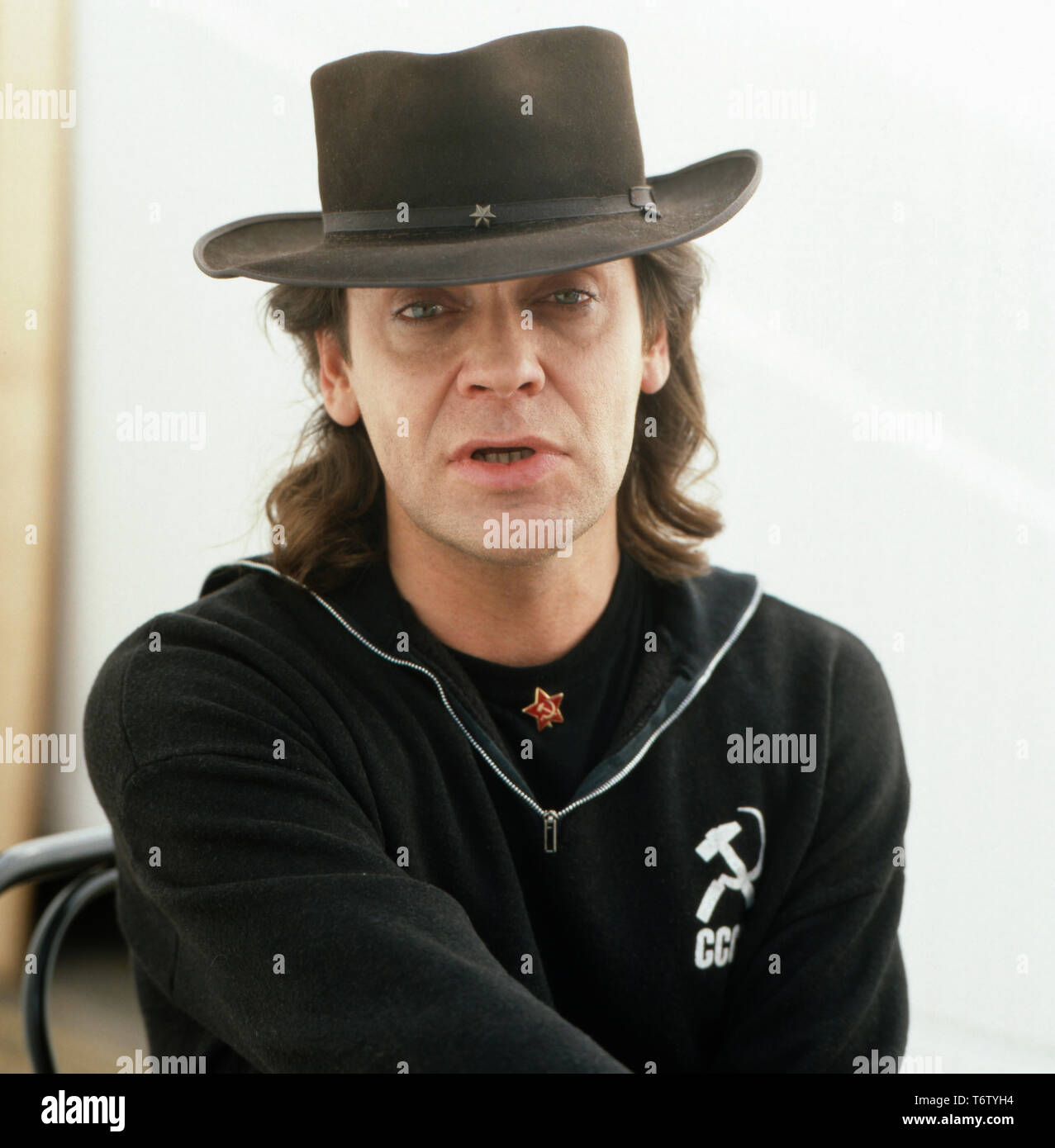 Der deutsche Rockmusiker, Schriftsteller und Maler Udo Lindenberg posiert  in den 1990er Jahren für einige Porträtaufnahmen. The German rock musician,  writer and painter Udo Lindenberg poses in the 1990s for some portraits