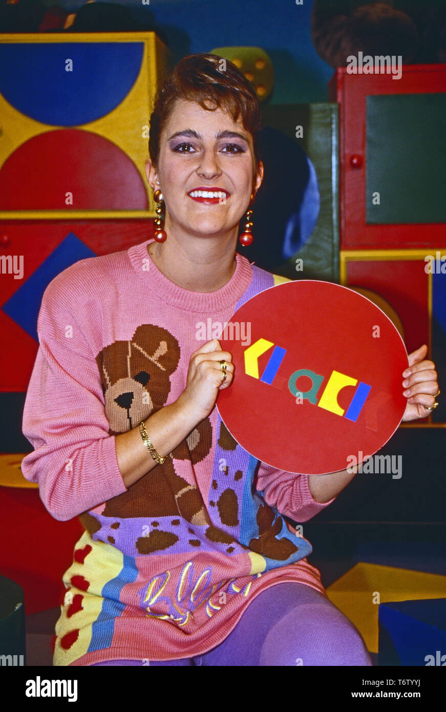 Nicole Bierhoff, deutsche Moderatorin der Kindersendung 'Klack' bei RTL plus in Köln, Deutschland 1992. German TV presenter Nicole Bierhoff at the studio of her children's show 'Klack' at Cologne, Germany 1992. Stock Photo