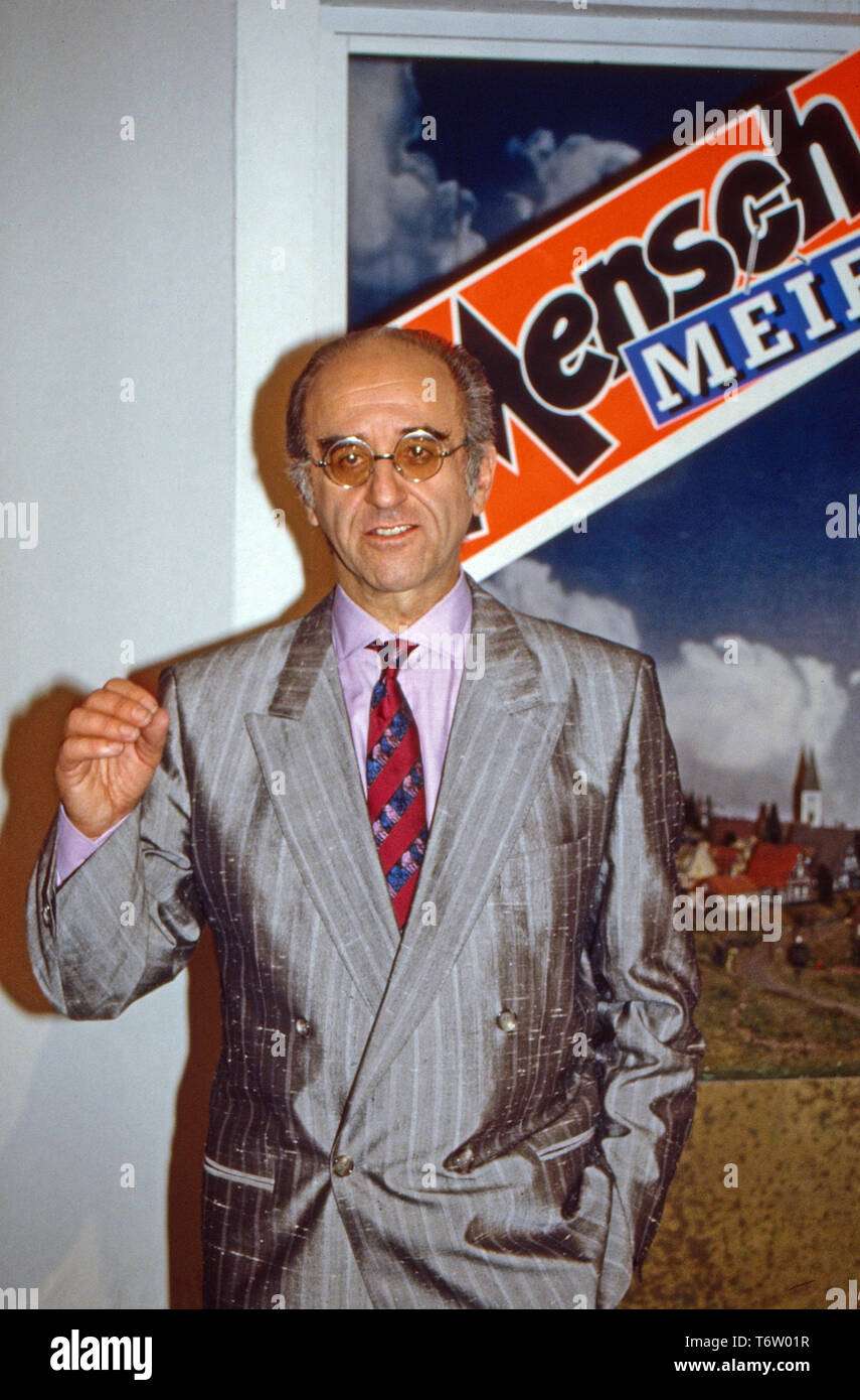 Alfred Biolek Deutscher Talkmaster Und Kochbuchautor In Seiner Sendung Mensch Meier Deutschland Ca 1990 German Talk Show Presenter And Cook Book Author Alfred Biolek Germany Ca 1990 Stock Photo Alamy