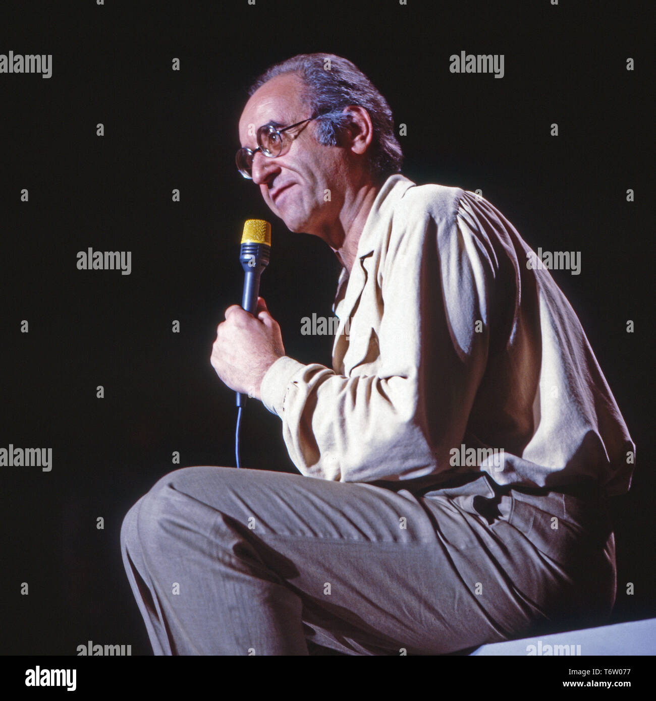 Alfred Biolek, deutscher Talkmaster und Kochbuchautor, in seiner