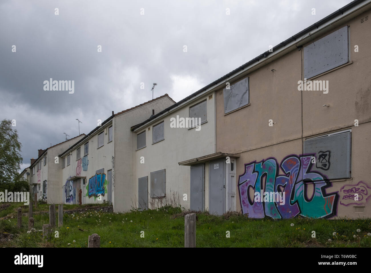 Boarded-up and defaced derelict council houses in Gildas Avenue in the Kings Norton suburb of Birmingham, UK Stock Photo