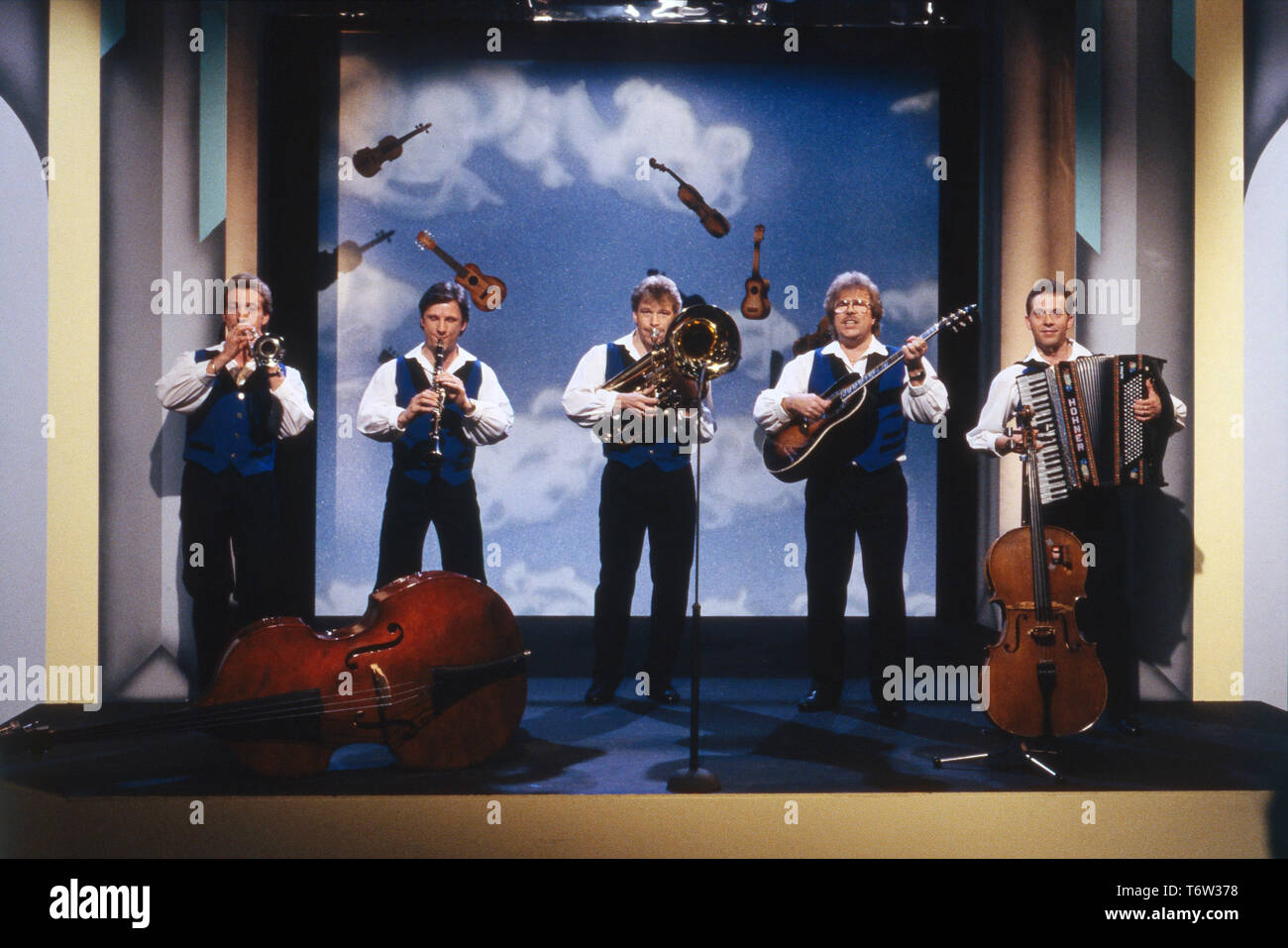 Schwarzwald-Echo, Volksmusikgruppe, bei einem Fernsehauftritt, Deutschland  1990 Stock Photo - Alamy