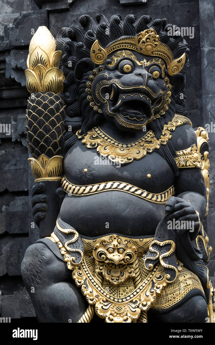 Gilded Guardian gate statue at the entrance to the Indonesian temple of Tanah Lot Stock Photo