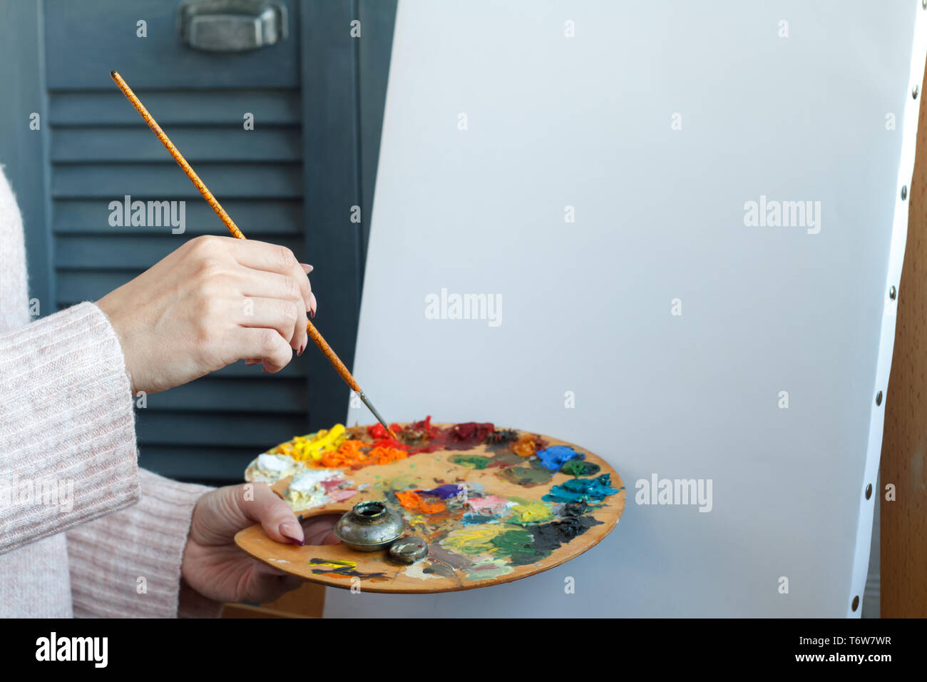 Рисунки красками. Палитра для смешивания красок. Палитра для красок. Палитра для красок. Мольберт с красками и кисточками.