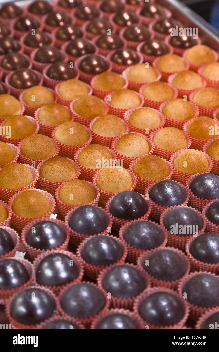 Rovereto, Exquisita (negozio di vini, cioccolato e sapori): praline di cioccolato ripiene di una gelatina di grappa trentina.  [ENG]  Rovereto, Exquis Stock Photo
