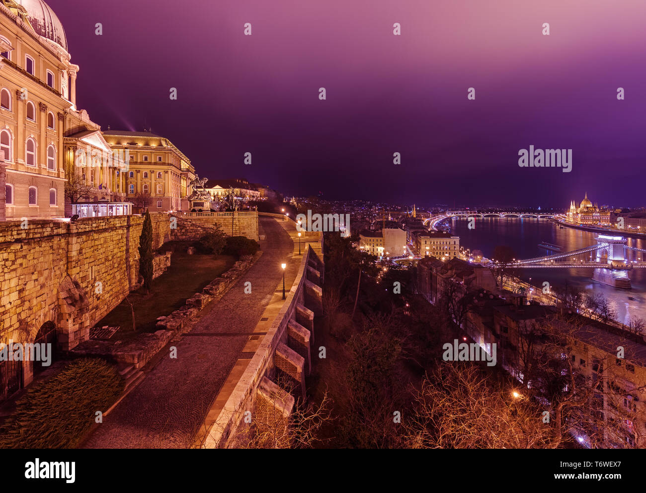 View royal palace statue in hi-res stock photography and images - Alamy