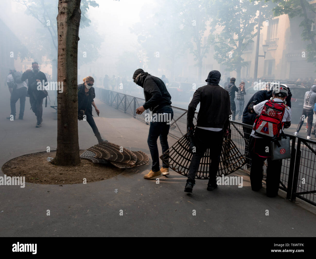 Casseurs arrachant des grilles pour faire des barricades à Paris, pendant la manifestation du 1er Mai Stock Photo