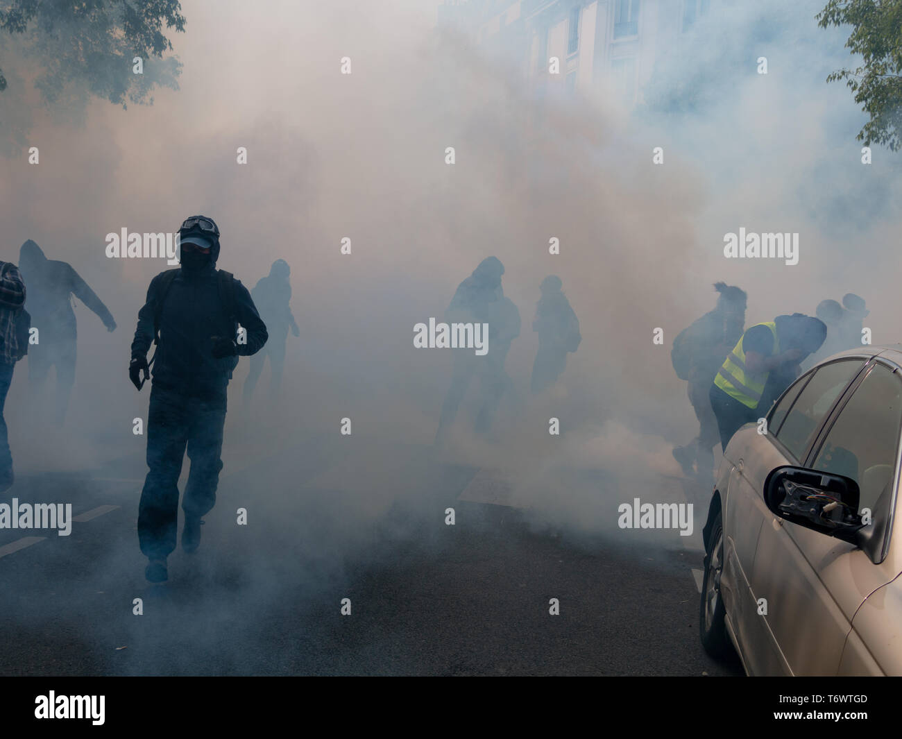 Une foule de manifestant dans du gaz lacrymogène, Paris 1er Mai 2019 Stock Photo