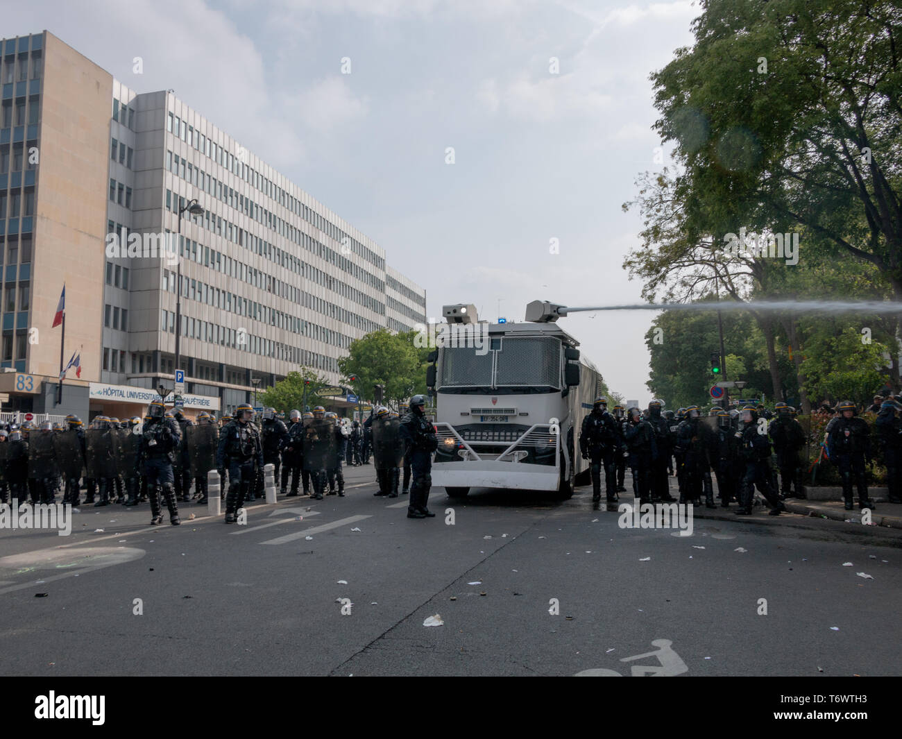 Force de l'ordre formant un barrage devant l'hôpital Salpétrière à Paris, le 1er Mai 2019 pour la fête du travail Stock Photo