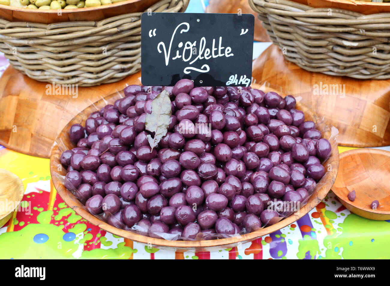 Vente d'olives violettes sur un marché local. Stock Photo