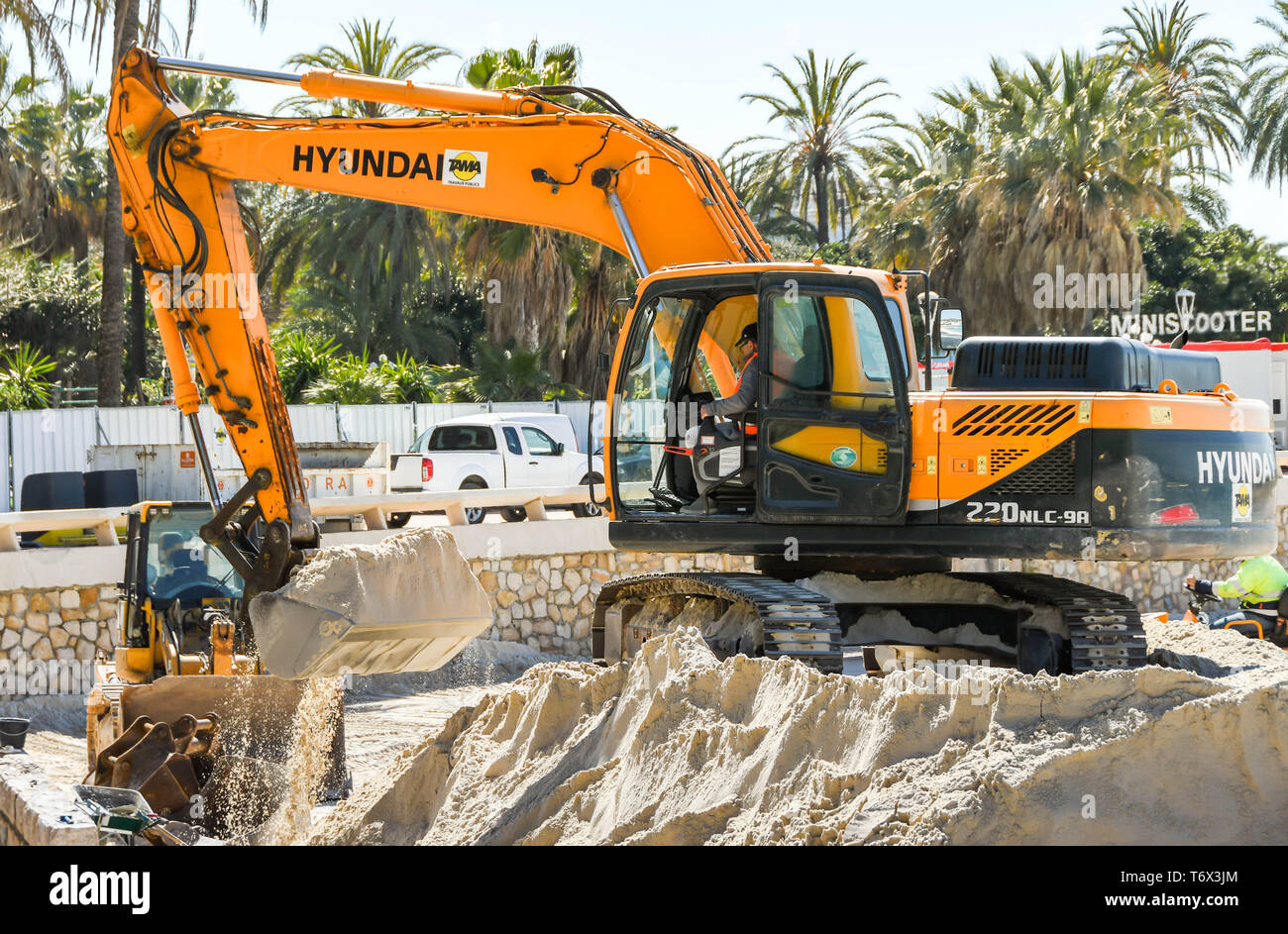Excavator on a beach hi-res stock photography and images - Alamy