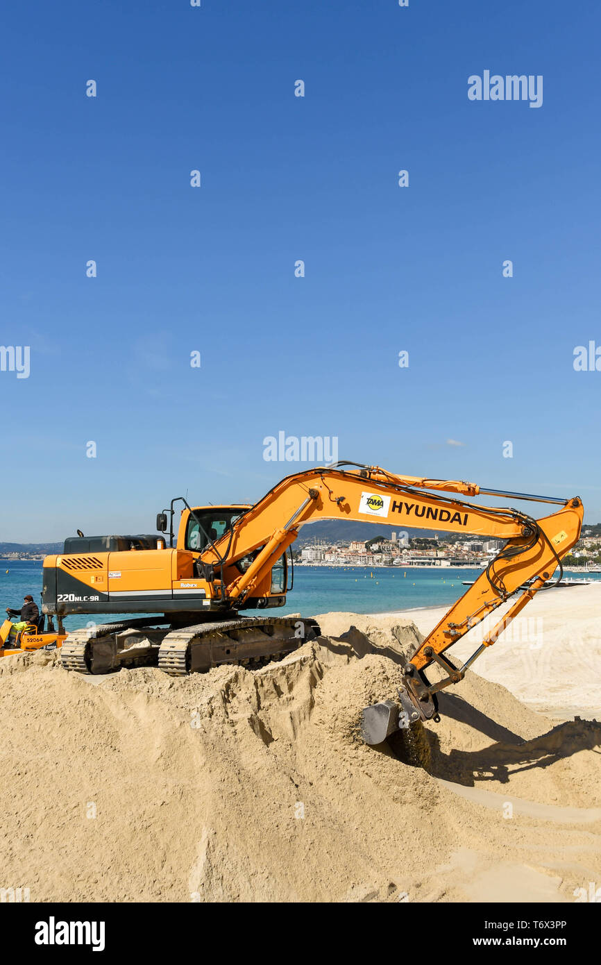 Excavator on a beach hi-res stock photography and images - Alamy
