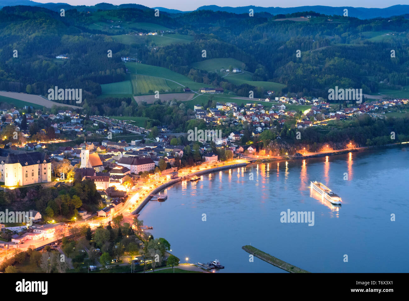 Grein: view to town Grein, river Donau (Danube), region Strudengau, cruise ship in Donau, Oberösterreich, Upper Austria, Austria Stock Photo