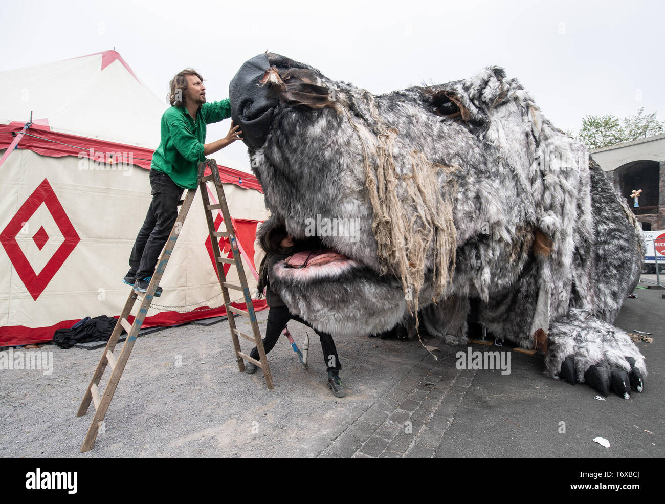 Bochum, Germany. 02nd May, 2019. Employees of the 'Materialverwaltung on Tour' project are building up a huge dog doll from the piece 'Moondog' as part of the 'Ruhr Ding' exhibition format. The requisite of the Fidena figure theatre is part of a temporary material pool: used requisites and materials from art institutions and stages in the Ruhr area are to be collected, exhibited and passed on here - as a visible sign of lived sustainability in the cultural sector. From 04.05.2019 the 'Ruhr Ding' will bring unusual art to ordinary places. Credit: Bernd Thissen/dpa/Alamy Live News Stock Photo