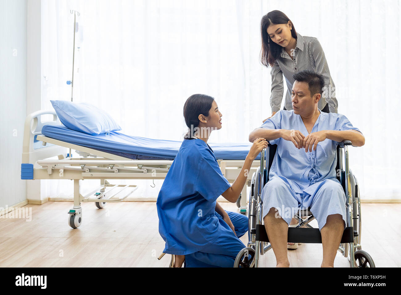Physical therapist treatment patient Stock Photo Alamy