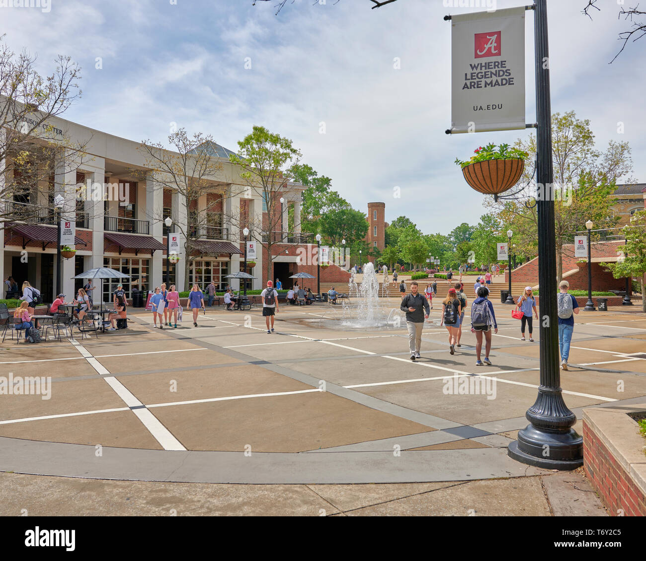 Students walking to and from classes on the campus of the University of Alabama near the Ferguson Student Center complex in Tuscaloosa Alabama, USA. Stock Photo