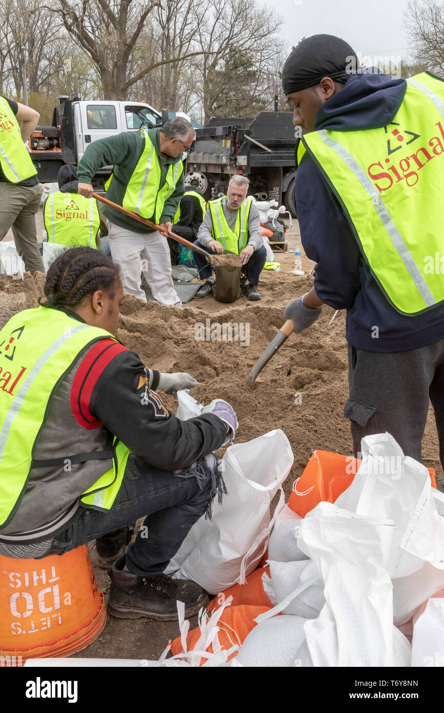 Detroit, Michigan - Volunteers fill sandbags to protect homes along the Detroit River from expected floodiing due to high water levels in the Great La Stock Photo