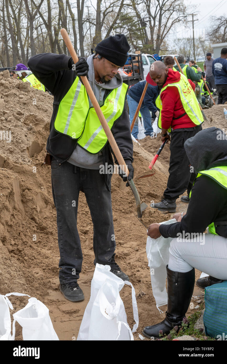 Detroit, Michigan - Volunteers fill sandbags to protect homes along the Detroit River from expected floodiing due to high water levels in the Great La Stock Photo
