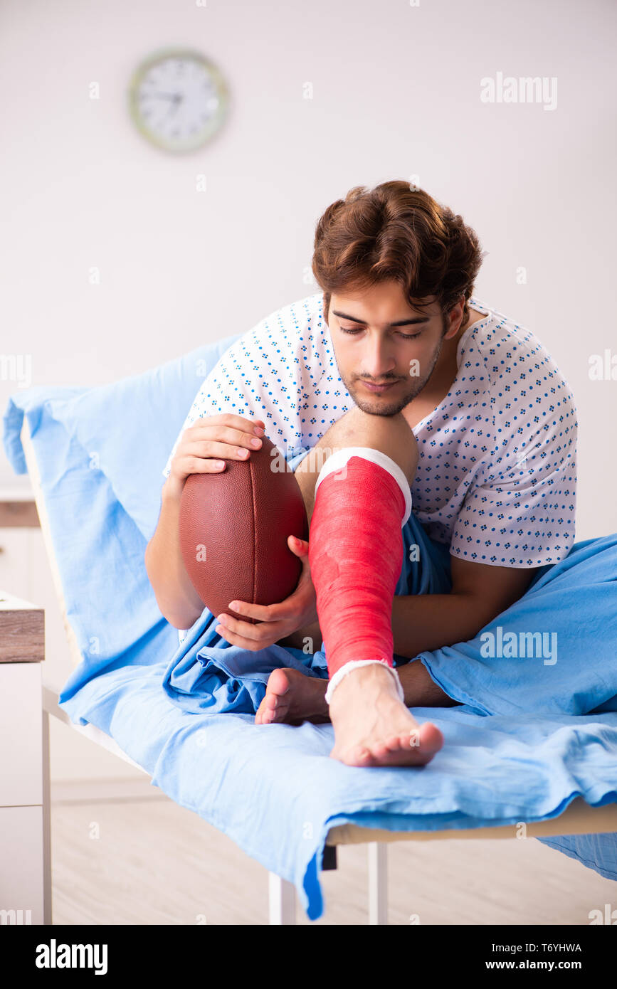 Man in hospital bandaged knee hi-res stock photography and images - Alamy