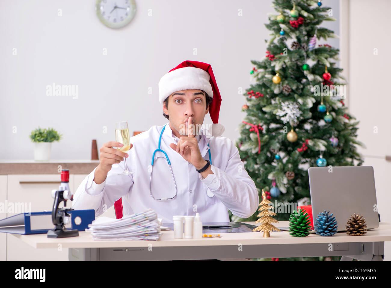 украшения на новый год в медицинском стиле. врач из елок. врач новый год. медсестра из елок. с новым годом медики.