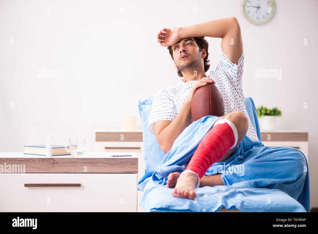 Man in hospital bandaged knee hi-res stock photography and images - Alamy