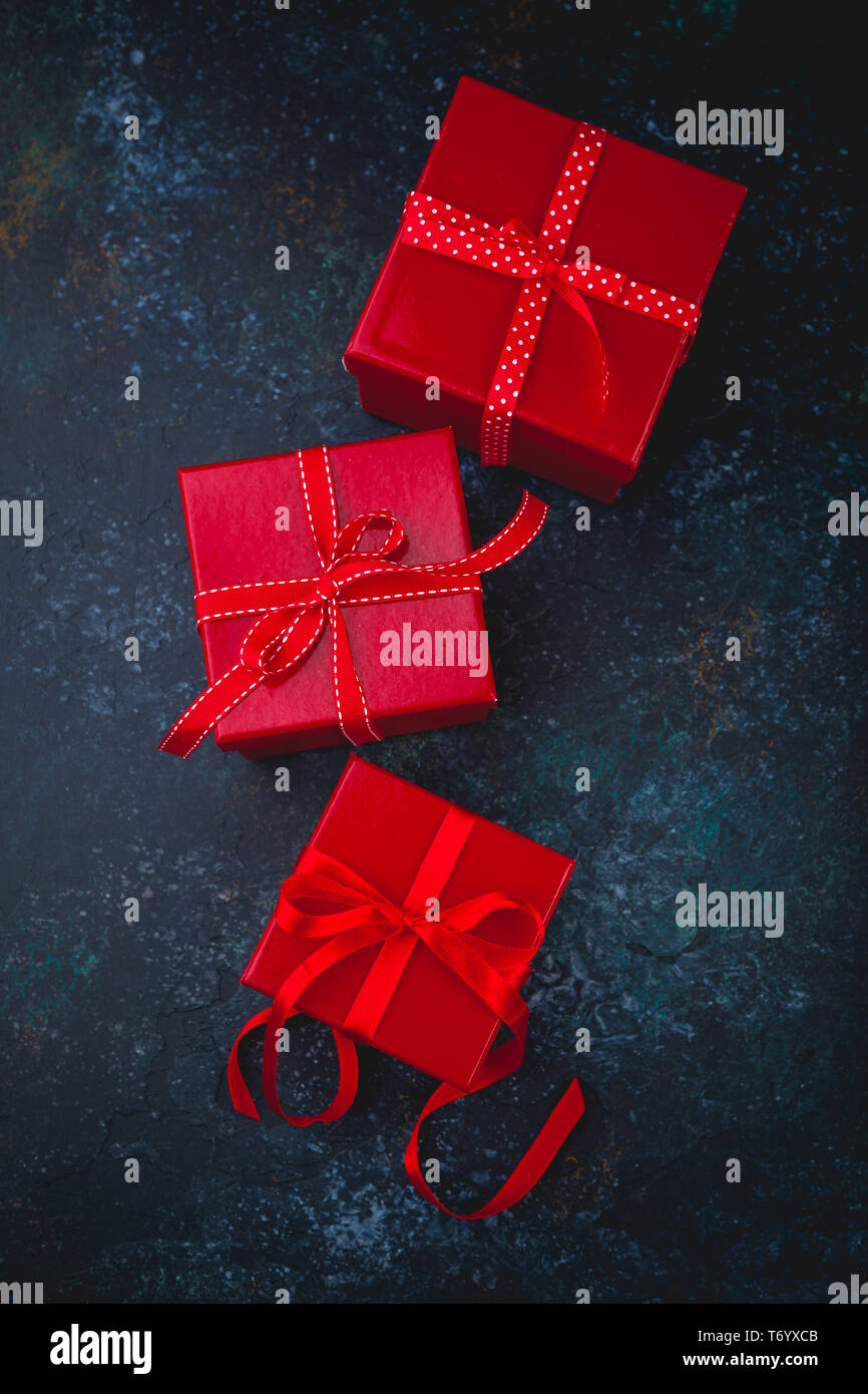 Gift box with red bow ribbon and heart Stock Photo - Alamy