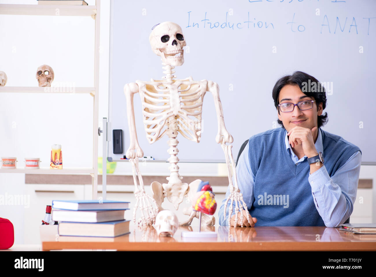 преподаватель анатомии чем их работа полезна обществу. рисунки учителю анатомии. анатомия для художников. испанская учительница вероника дуке. рисунок преподавателя анатомии на доске.