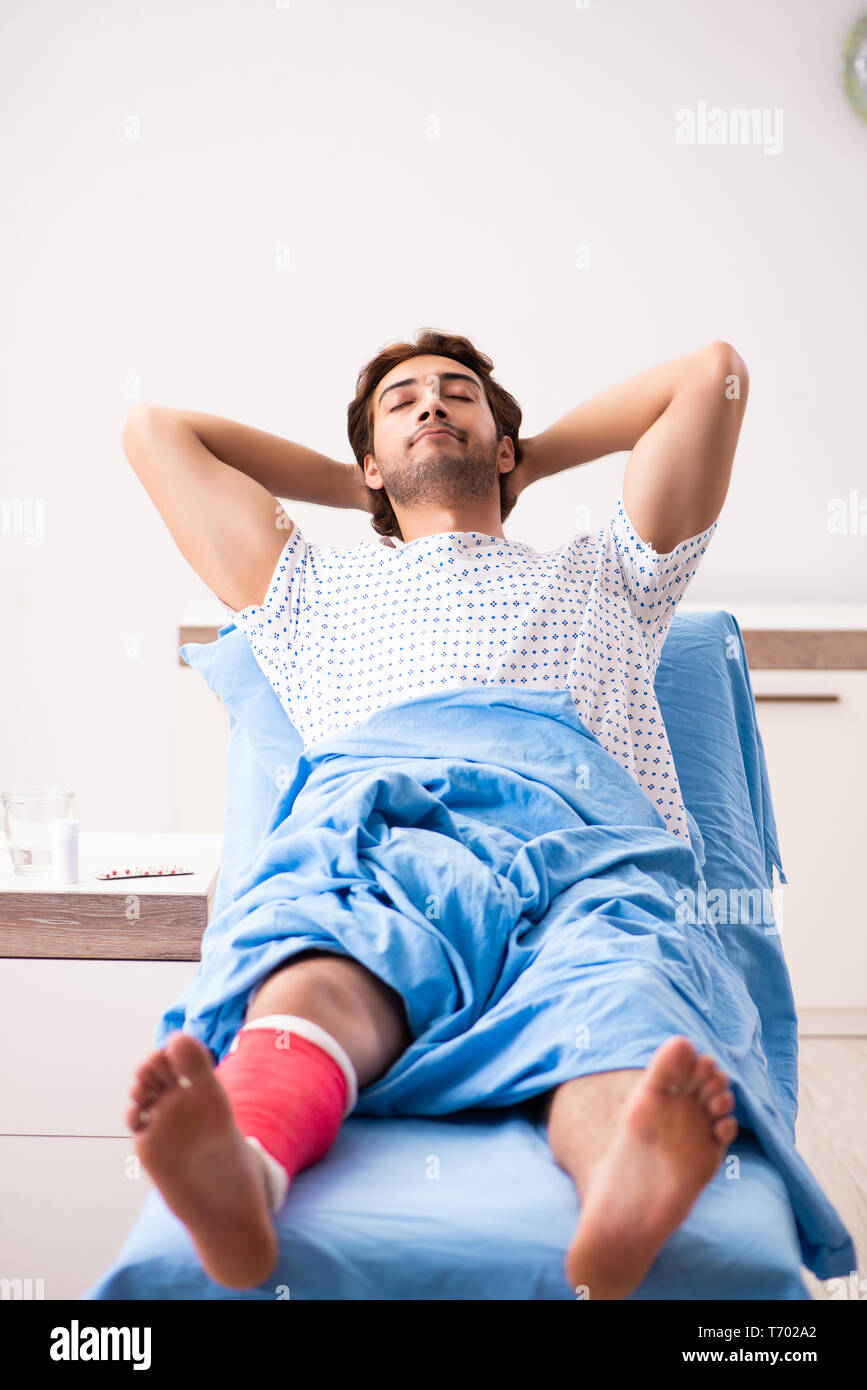 Man in hospital bandaged knee hi-res stock photography and images - Alamy