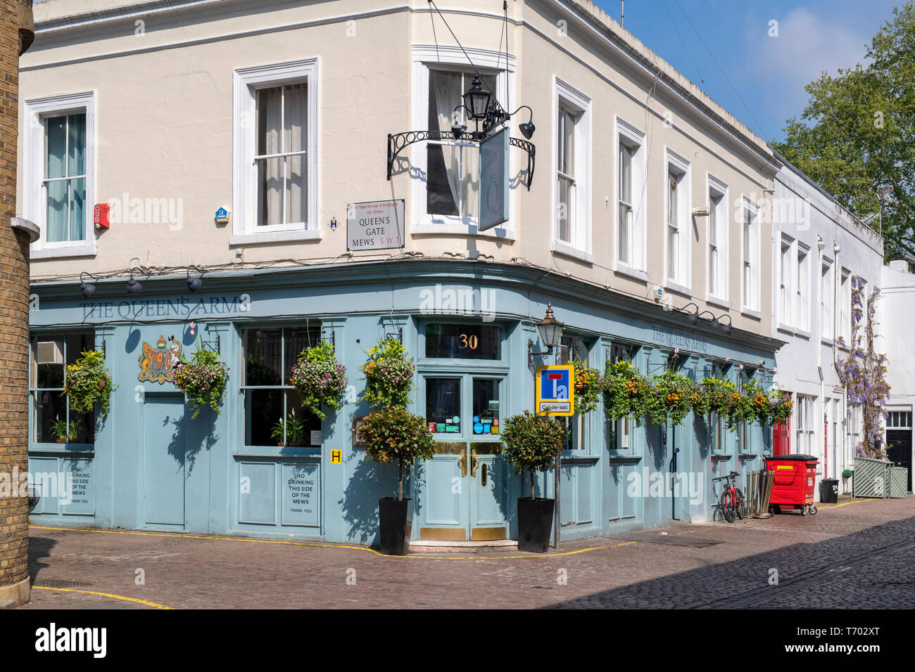 The Queens Arms pub in Queens Gate Mews, South Kensington , London, England Stock Photo