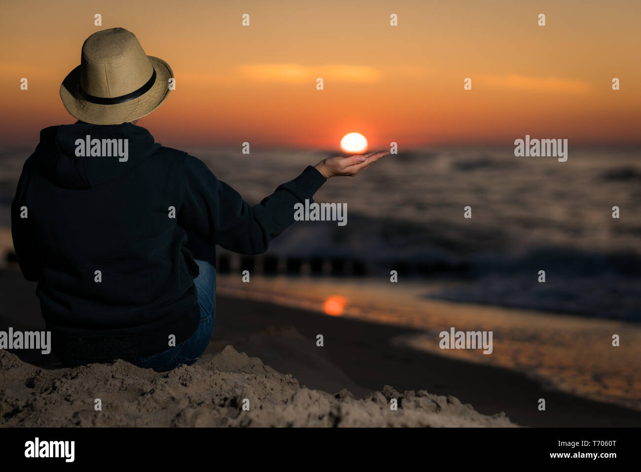 Sun in the hand hi-res stock photography and images - Alamy
