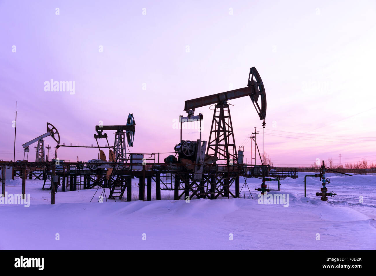 Топливная промышленность западной сибири. Добыча нефти в Западной Сибири. Добыча нефти и газа Тюмень. Нефтяная вышка Западная Сибирь. Нефтяная качалка и буровая вышка.