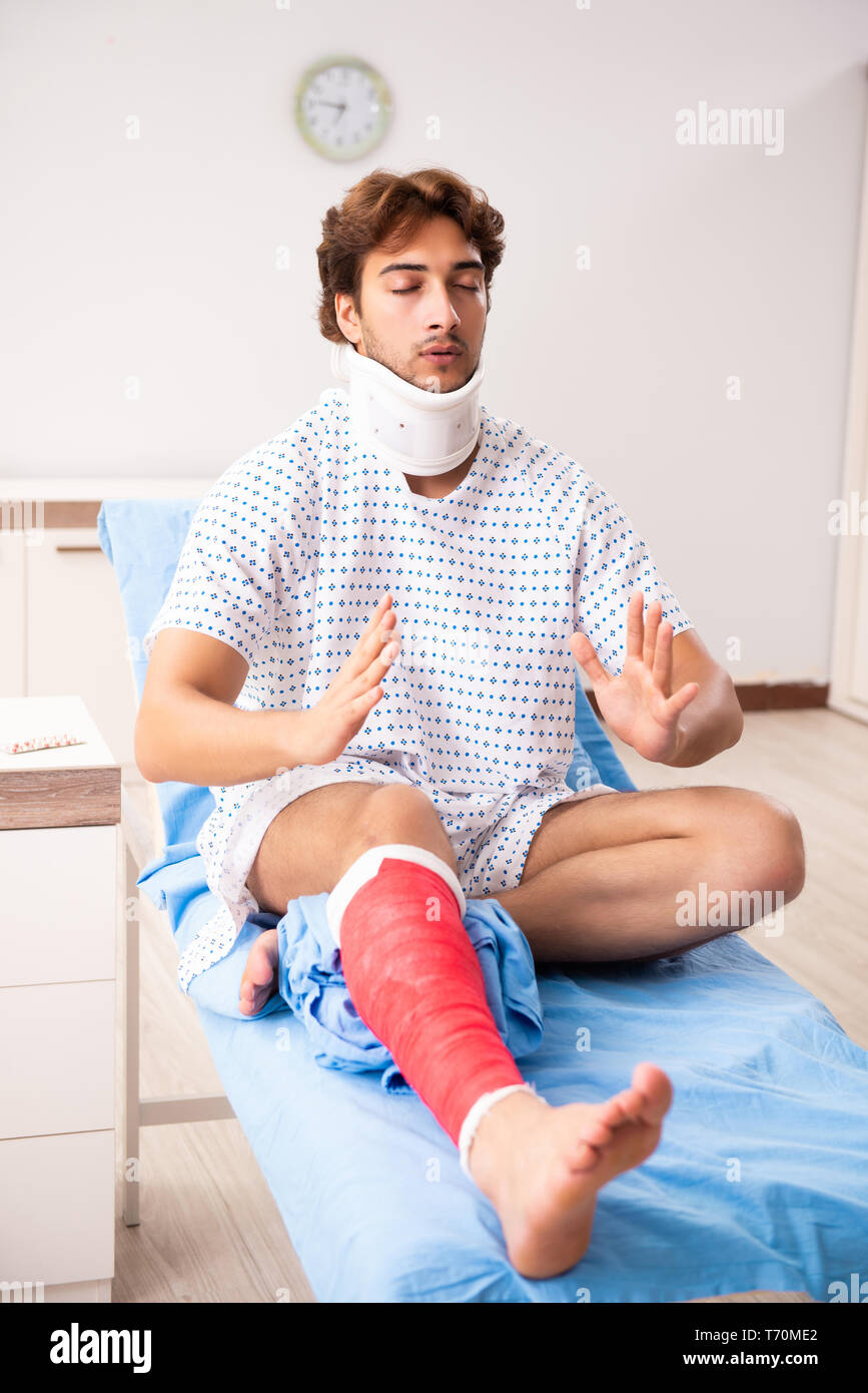 Man in hospital bandaged knee hi-res stock photography and images - Alamy