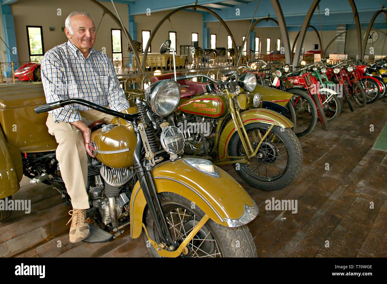 Collezione Umberto Panini (moto e auto d'epoca): Umberto Panini in sella alla sua Harley Davidson Service.  [ENG] Umberto Panini Collection of ancient Stock Photo