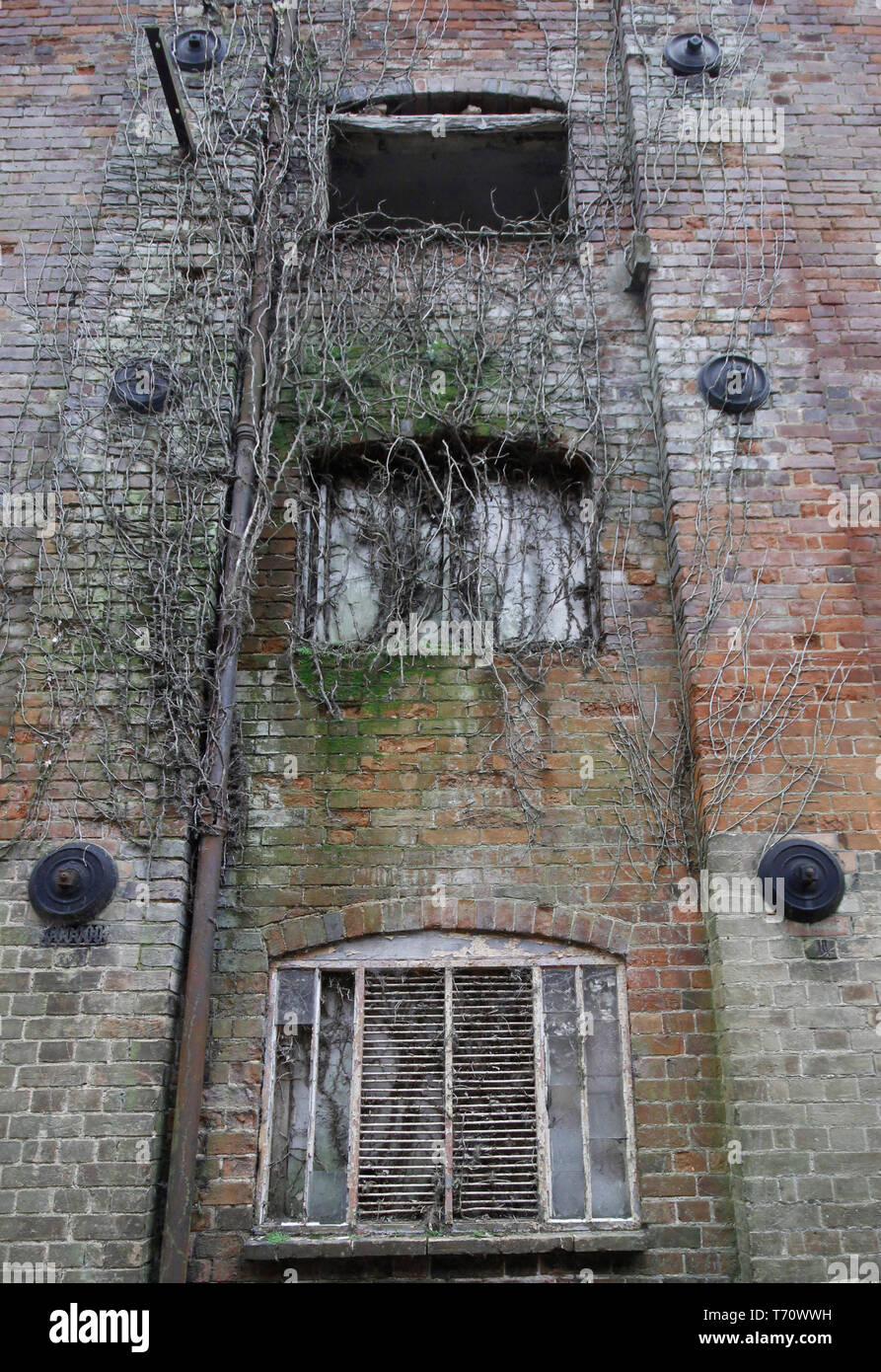 Delapidated buildings hi-res stock photography and images - Alamy