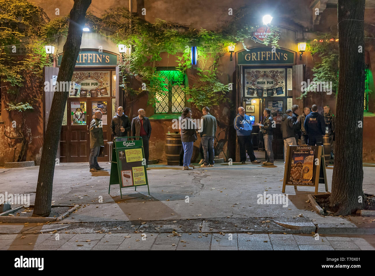 Modena: scrocio serale del Pub Griffin's.  [ENG] Modena: night partial view of Griffin's Pub. Stock Photo