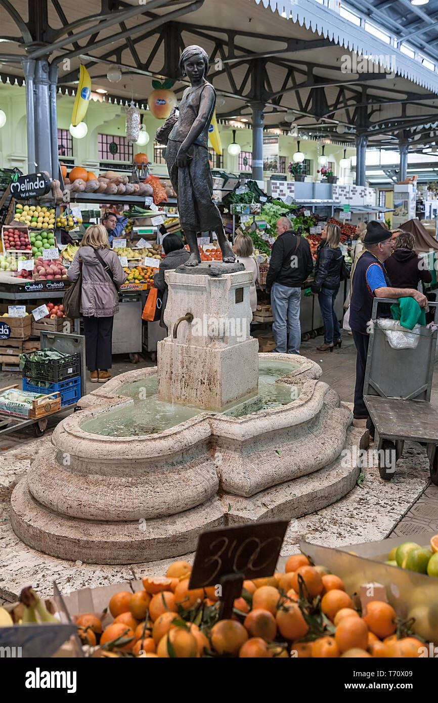 Modena:,mercato di via Albinelli (struttura in stile liberty creata nel 1931): statua di fanciulla con cesto di frutta, di Giuseppe Graziosi.  [ENG] M Stock Photo