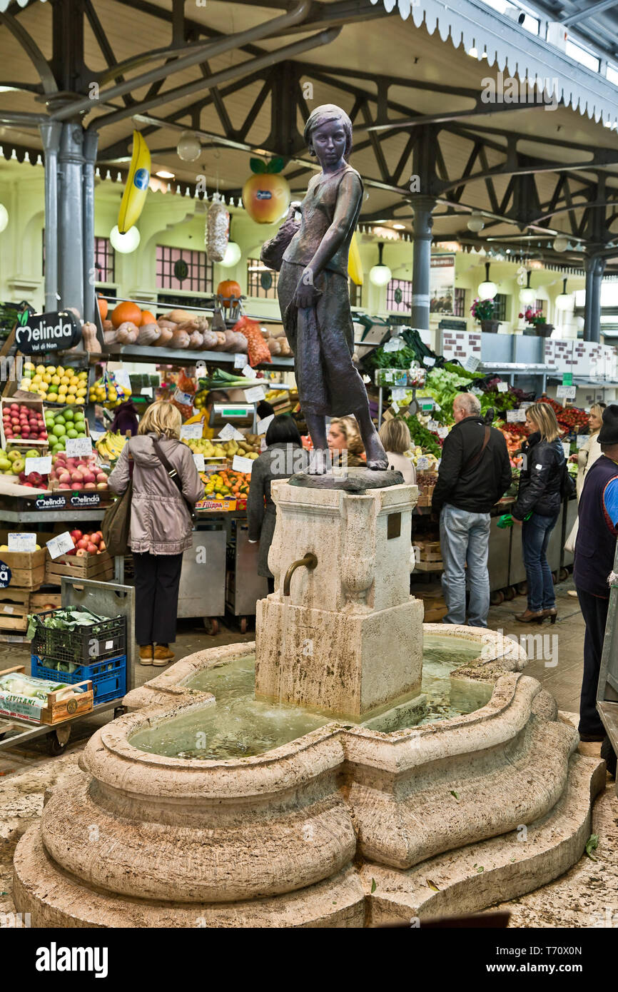 Modena:,mercato di via Albinelli (struttura in stile liberty creata nel 1931): statua di fanciulla con cesto di frutta, di Giuseppe Graziosi.  [ENG] M Stock Photo