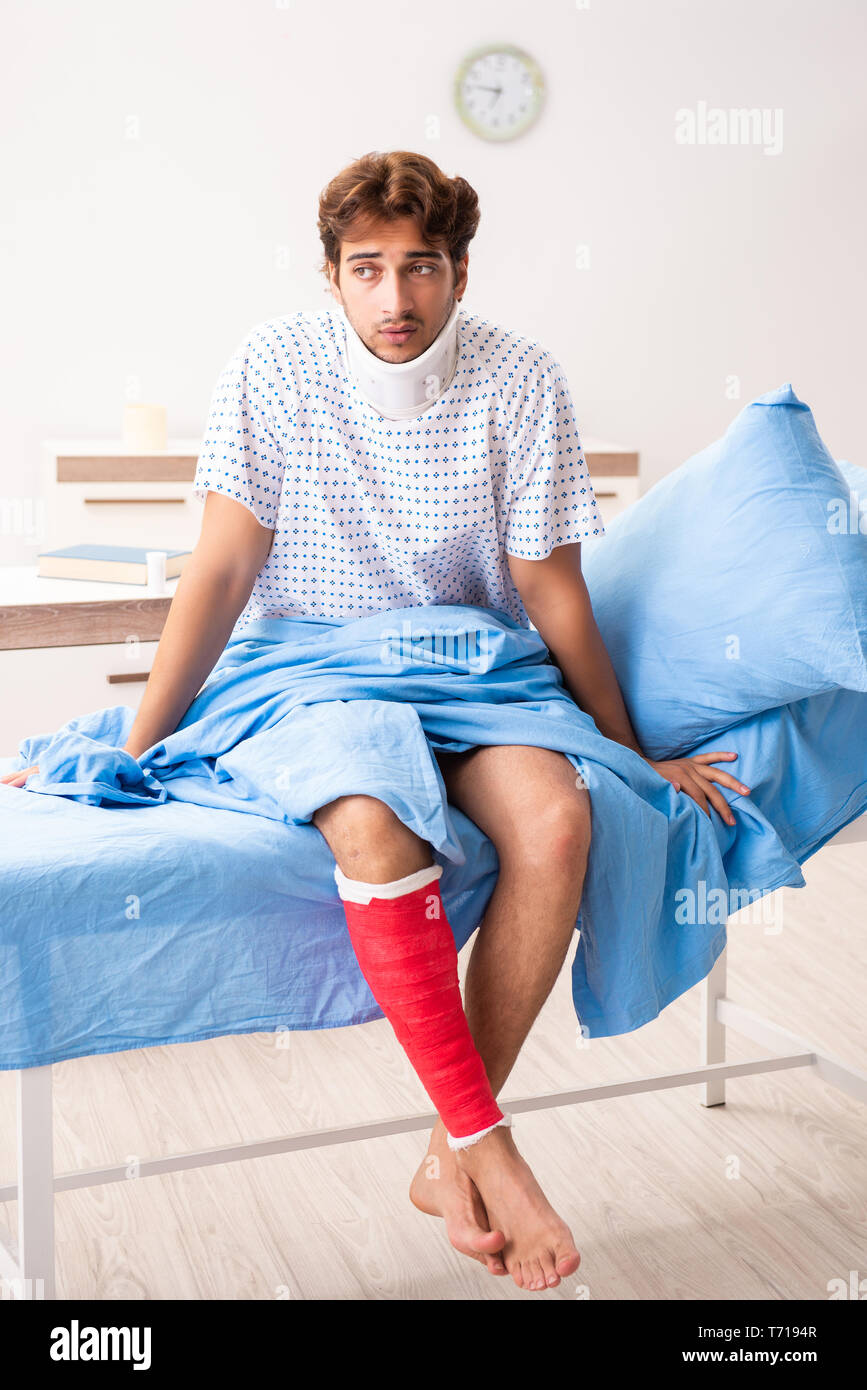 Man in hospital bandaged knee hi-res stock photography and images - Alamy