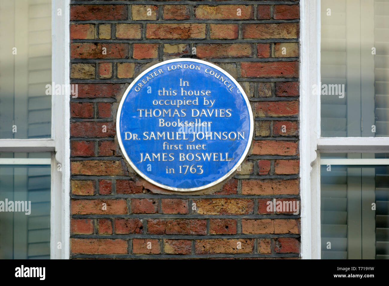 London, England, UK. Commemorative Blue Plaque: 'In this house occupied by Thomas Davies bookseller Dr. Samuel Johnson first met James Boswell in 1763 Stock Photo